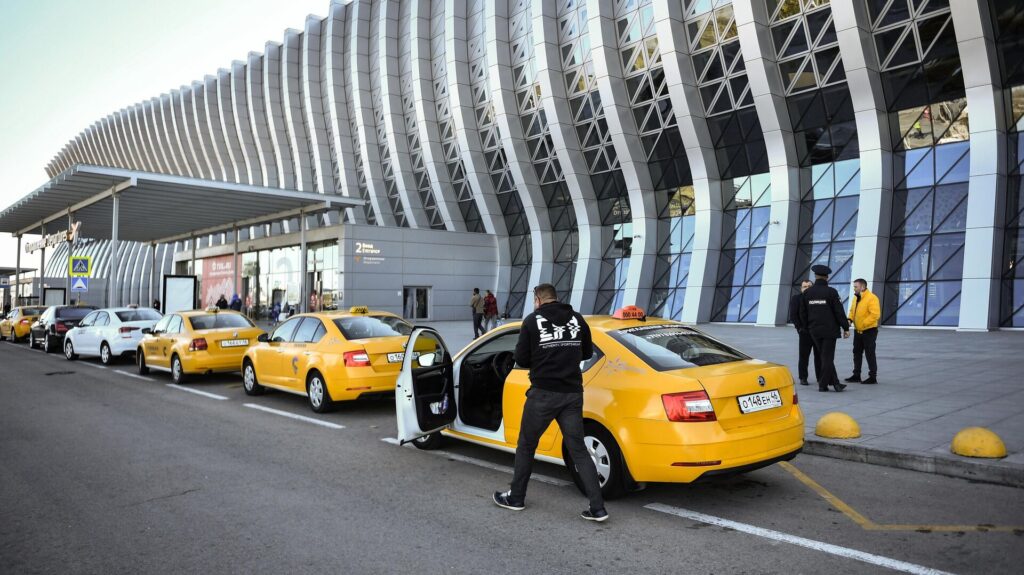 What to Expect During a Typical Taxi Transfer Between Two Major Airports